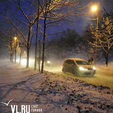 Во Владивостоке из-за гололеда на Котельникова буксуют и сталкиваются автомобили 